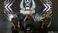 Deputi Director Service Technic, Warrany & Training Eko Setiyodiwarno, Managing Director For Commercial Vehicle Mercedes-Benz Distibution Indonesia Ralf Kraemer, dan Deputy Director Sales for Bus and Sprinter Adri Budiman memberikan keterangan pers di Jakarta, Jumat (26/8/2016).