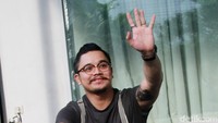 Kacamata dan aksesori seperti cincin dan gelang melengkapi gayanya. Pool/Gus Mun/detikFoto.