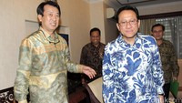 Irman Gusman menyambut kedatangan Gabungan Pengusaha Kelapa Sawit Indonesia (GAPKI), Asosiasi Pengusaha Hutan Indonesia (APHI), dan Korindo di ruang rapat Ketua DPD, Kompleks Parlemen, Senayan, Jakarta, Jumat (26/8/2016).