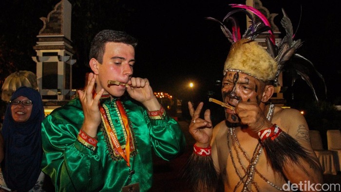 Delegasi Festival Sampurasun mencoba memainkan alat  musik khas Sunda, Karinding