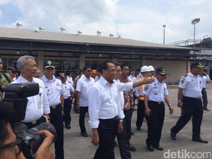 Naik Boat, Menhub Budi Karya Kelilingi Pelabuhan New Priok