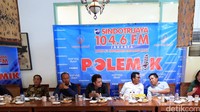 (kiri ke kanan) Ketua Center for Indonesias Strategic Development, Diah Saminarsih, Guru Besar UI Fakultas Kesehatan Indonesia, Anhari Achadi, Ketua Harian YLKI, Tulus Abadi, Moderator Fadly, Anggota Komisi XI DPR Mukhamad Misbakhun, Kasubdit Tarif Cukai Bea dan Cukai Sunaryo dan Kasubdit Industri Hasil Tembakau dan Bahan Penyegar Kementerian Perindustrian Setyati Endang Nusantari saat MENJADI NARASUMBER diskusi polemik bertajuk Harga Rokok Naik Untuk Siapa ? di Jakarta, Sabtu (27/8/2016). Foto: Lamhot Aritonang