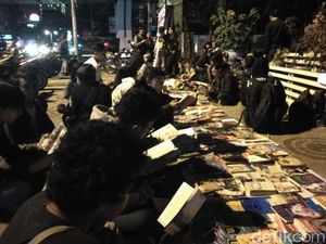 Pernah Dibubarkan TNI, Aktivis Perpustakaan Jalanan Buka Lapak Lagi di Cikapayang
