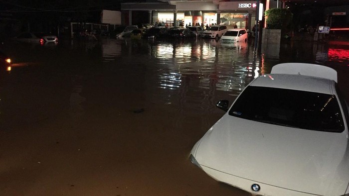 Mobil-mobil Terendam, Begini Ngerinya Banjir di Kemang