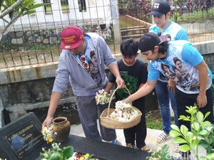 Pemain Warkop DKI Reborn Ziarah ke Makam Dono dan Kasino