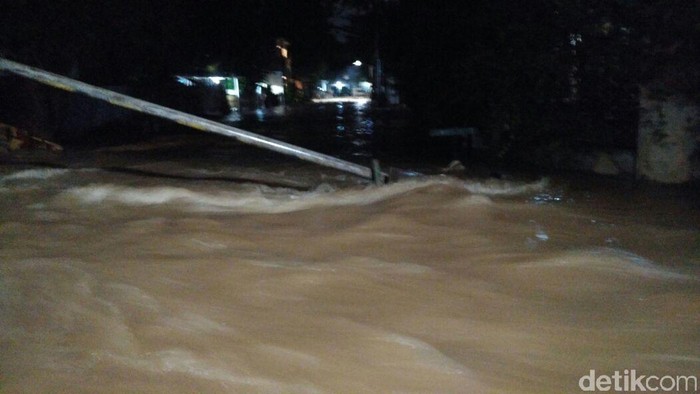 Begini Penampakan Luapan Kali Krukut dan Dampaknya di Mampang