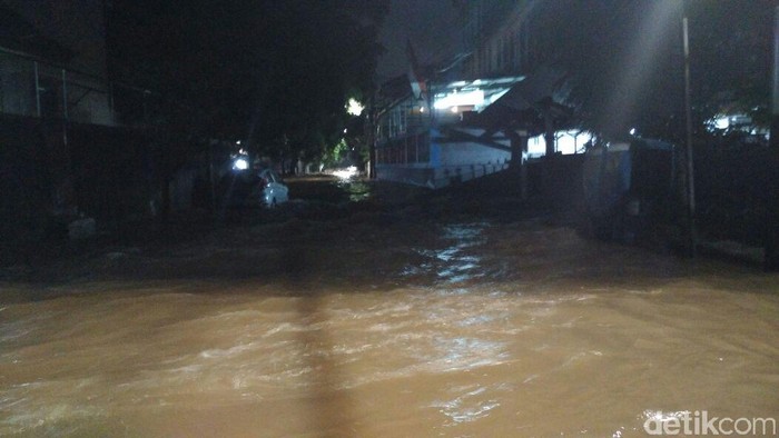 Luapan Kali Krukut Meluber Hingga Jl Wolter Monginsidi, Lalin Macet