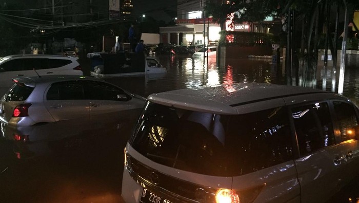 Tolong, Ada Anak-anak dan Ibu Hamil Terjebak Banjir di Kemang!