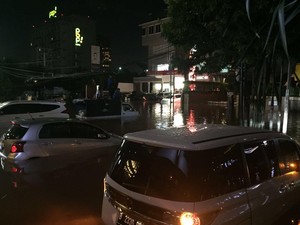 Tolong, Ada Anak-anak dan Ibu Hamil Terjebak Banjir di Kemang!