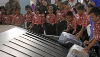 Mereka diajak berkeliling melihat teknologi yang canggih di bandara baru tersebut. (dok. AP II)