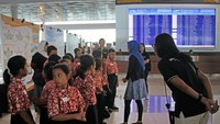 Siswa SD tampak antusias dengan kunjungan ke bandara terbesar dan termegah itu.