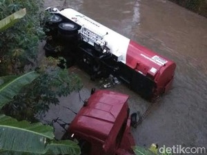 Diduga Jalan Licin, Truk Tanki Pertamina Nyebur ke Sungai di Banjarnegara