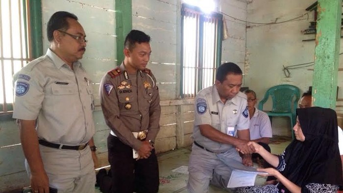 Kecelakaan Beruntun di Batang, Keluarga Saudara Kembar Dapatkan Santunan