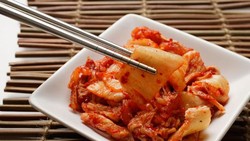 Kimchi, makanan asli Korea Selatan, dibuat dari fermentasi sayuran yang diberi bumbu pedas. Tak hanya enak, kimchi juga diketahui bermanfaat bagi kesehatan.
