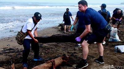 Personel TNI dan US Navy Bersihkan Pantai Padang
