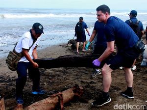 Personel TNI dan US Navy Bersihkan Pantai Padang