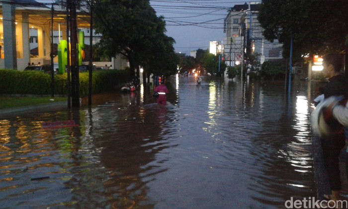 Jalan Kemang Raya Banjir 1 Meter, Sepeda Motor Diangkut Pakai Gerobak