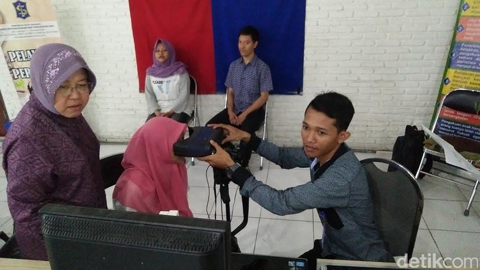 Pemkot Surabaya Jemput Bola Perekaman e-KTP Hingga Datangi yang Sakit