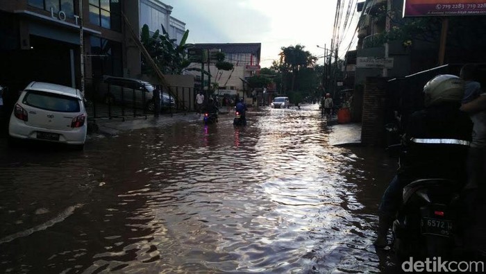 Ruas Jl Kemang Selatan Tergenang 30 Cm, Mobil Diminta Tak Melintas