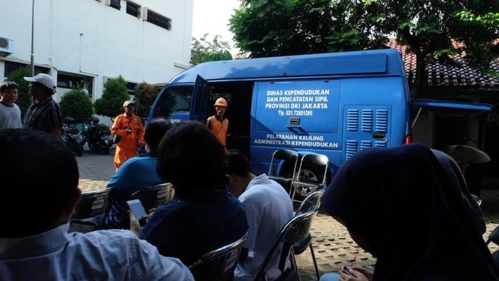 e-KTP Mobile Jemput Bola di Kelurahan Mampang, Warga Antre Mendaftar