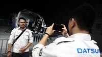 Risers foto-foto di depan bangkai helikopter yang rusak parah.