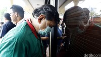 Imam S. Arifin terus menunduk saat dihadirkan dalam jumpa pers di Mapolres Metro Jakarta Barat.