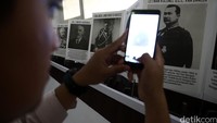 Risers mengabadikan koleksi Museum Aceh.