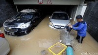 Petugas menyedot air yang merendam basement Kemang Square.