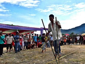 Balap Egrang & Konser Musik Meriahkan Festival Wonderful Indonesia Entikong
