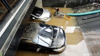 Mobil pompa dikerahkan untuk menguras air.