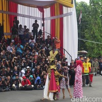 Setiba di depan fotografer, Susi secara spontan memotret para fotografer di hadapannya. Para fotografer pun tersenyum dan tertawa saat difoto Susi. Selesai berpose bersama Dynand dan Faida, ia kembali menuju ke arah panggung utama. (Foto: Daniel Ngantung/Wolipop)