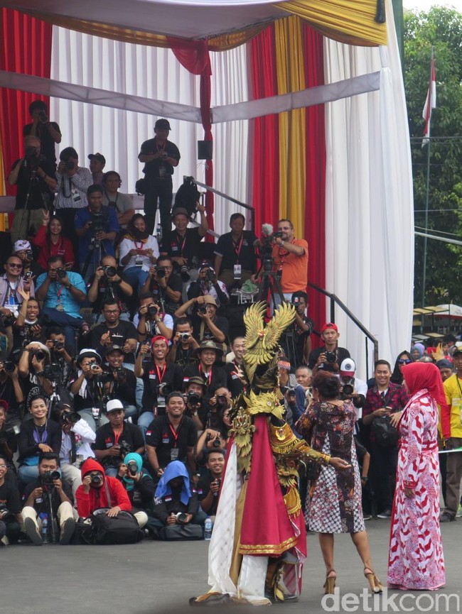 Setiba di depan fotografer, Susi secara spontan memotret para fotografer di hadapannya. Para fotografer pun tersenyum dan tertawa saat difoto Susi. Selesai berpose bersama Dynand dan Faida, ia kembali menuju ke arah panggung utama. (Foto: Daniel Ngantung/Wolipop)