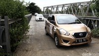 Rombongan Datsun Risers Expedition 2 melintas di sebuah jembatan di Aceh.