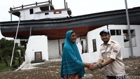 Risers diterima oleh seorang wanita paruh baya yang biasa disapa Nenek Kolak.