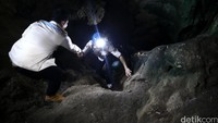 Para risers harus berhati-hati saat memasuki Goa Tujuh.