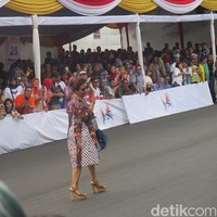 Perhelatan Jakarta Fashion Week 2019 tadi malam, Selasa (24/10/2018), heboh oleh aksi Menteri Kelautan dan Perikanan Susi Pudjiastuti berlenggang di catwalk desainer Anne Avantie. Namun, itu bukan aksi pertamanya tampil bak model fashion show. Di penutupan Jember Fashion Carnaval (JFC) 2016 lalu, Menteri Susi juga sempat tebar pesona. (Foto: Daniel Ngantung/Wolipop)