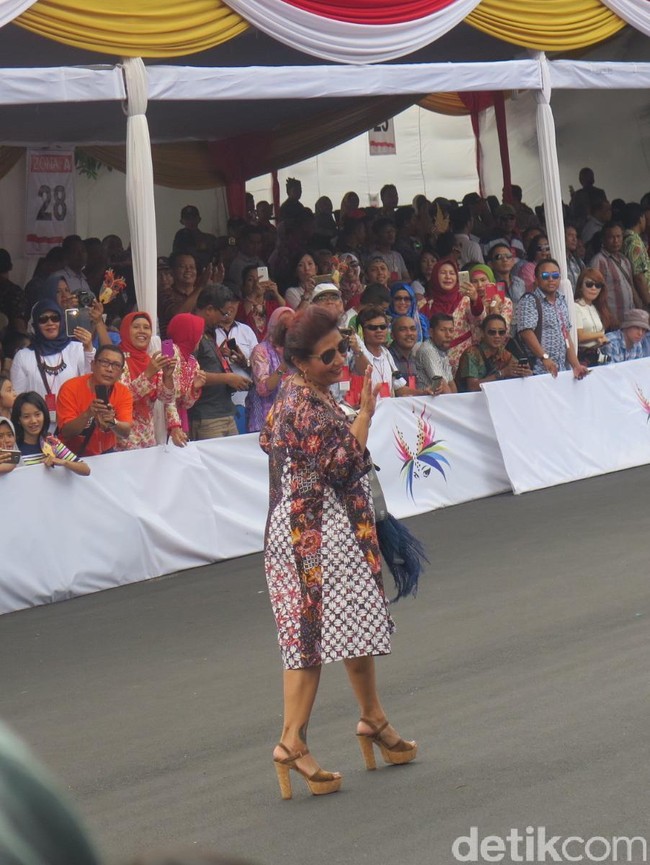 Perhelatan Jakarta Fashion Week 2019 tadi malam, Selasa (24/10/2018), heboh oleh aksi Menteri Kelautan dan Perikanan Susi Pudjiastuti berlenggang di catwalk desainer Anne Avantie. Namun, itu bukan aksi pertamanya tampil bak model fashion show. Di penutupan Jember Fashion Carnaval (JFC) 2016 lalu, Menteri Susi juga sempat tebar pesona. (Foto: Daniel Ngantung/Wolipop)