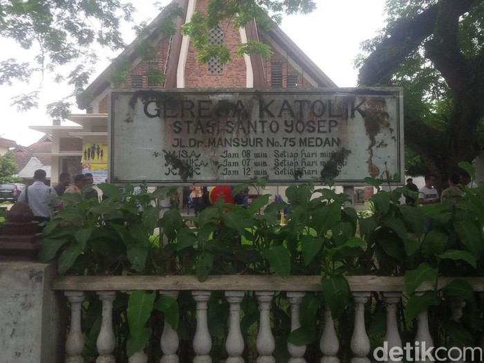 Polisi: Pelaku Mengincar Pastor, Sempat Ada Percikan Api Diduga dari Petasan