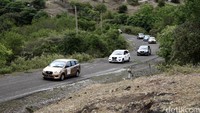 Rombongan Datsun Risers Expedition 2 melintas di jalan berkelok di pegununan Aceh.