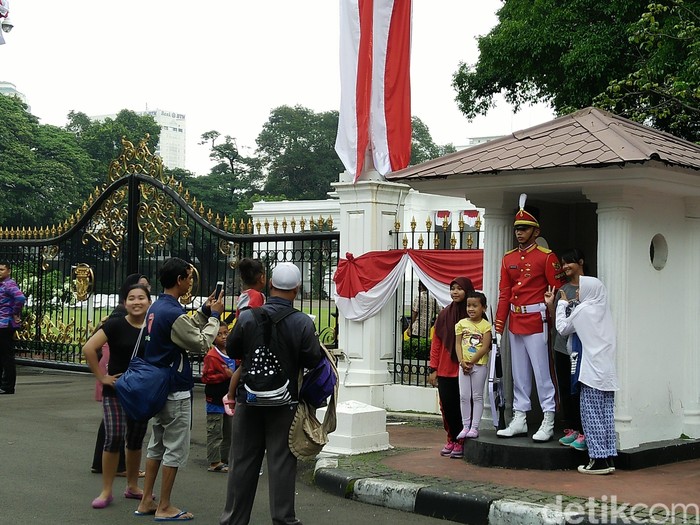 Asyiknya Warga yang Tak Berjarak dengan Istana saat Pergantian Jaga Paspampres