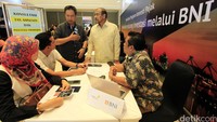 Direktur Treasuri & Internasional BNI Panji Irawan (kiri) dan Presiden Direktur Agung Sedayu Group Nono Sampono (kanan) mensosialisasikan tax amnesty kepada para calon pembeli produk properti di Jakarta.