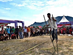 Balap Egrang Entikong Hebohkan Wisman Malaysia