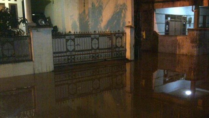 Tolong! Banjir 1 Meter di Kampung Makassar Jaktim, Belum Ada Petugas