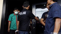 Imam S. Arifin dihadirkan dalam jumpa pers di Mapolres Metro Jakarta Barat, Minggu (28/8/2016). Dia dihadirkan dengan memakai baju tahanan narkoba.