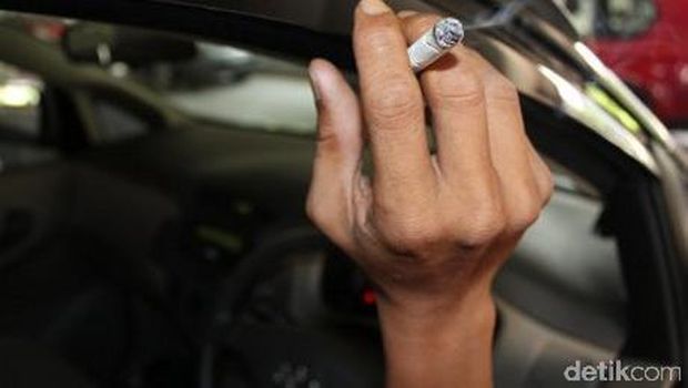 Jangan kebiasaan merokok dalam mobil 