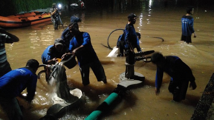 Petugas Kerahkan Pompa, Banjir di Kemang Jaksel Perlahan Surut
