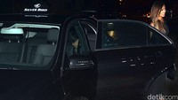Shanty Paredes keluar dari mobil untuk menghadiri gala premiere film Ini Kisah Tiga Dara. (Ist)