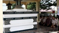 Risers berdoa di depan Makam Iskandar Muda.