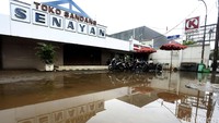 Banjir di kawasan Kemang ini disebabkan oleh meluapnya Kali Krukut.