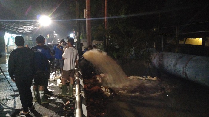 Dini Hari, Petugas Masih Berjibaku Tangani Banjir di Jalan Kemang Selatan 8